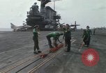 Standbild Träger Besatzungen arbeiten an Flugzeugen an Bord der USS Coral Sea South China Sea, 1967, aus Sekunde 31 historischem Filmmaterial Videoclip 65675023716