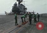 Standbild Träger Besatzungen arbeiten an Flugzeugen an Bord der USS Coral Sea South China Sea, 1967, aus Sekunde 32 historischem Filmmaterial Videoclip 65675023716