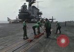 Standbild Träger Besatzungen arbeiten an Flugzeugen an Bord der USS Coral Sea South China Sea, 1967, aus Sekunde 33 historischem Filmmaterial Videoclip 65675023716