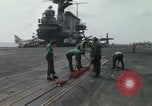 Standbild Träger Besatzungen arbeiten an Flugzeugen an Bord der USS Coral Sea South China Sea, 1967, aus Sekunde 34 historischem Filmmaterial Videoclip 65675023716