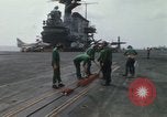 Standbild Träger Besatzungen arbeiten an Flugzeugen an Bord der USS Coral Sea South China Sea, 1967, aus Sekunde 35 historischem Filmmaterial Videoclip 65675023716