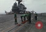 Standbild Träger Besatzungen arbeiten an Flugzeugen an Bord der USS Coral Sea South China Sea, 1967, aus Sekunde 36 historischem Filmmaterial Videoclip 65675023716