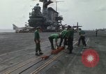 Standbild Träger Besatzungen arbeiten an Flugzeugen an Bord der USS Coral Sea South China Sea, 1967, aus Sekunde 37 historischem Filmmaterial Videoclip 65675023716