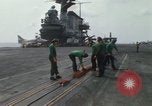 Standbild Träger Besatzungen arbeiten an Flugzeugen an Bord der USS Coral Sea South China Sea, 1967, aus Sekunde 38 historischem Filmmaterial Videoclip 65675023716