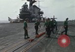 Standbild Träger Besatzungen arbeiten an Flugzeugen an Bord der USS Coral Sea South China Sea, 1967, aus Sekunde 39 historischem Filmmaterial Videoclip 65675023716