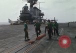 Standbild Träger Besatzungen arbeiten an Flugzeugen an Bord der USS Coral Sea South China Sea, 1967, aus Sekunde 40 historischem Filmmaterial Videoclip 65675023716