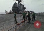 Standbild Träger Besatzungen arbeiten an Flugzeugen an Bord der USS Coral Sea South China Sea, 1967, aus Sekunde 41 historischem Filmmaterial Videoclip 65675023716