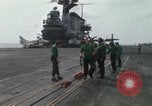 Standbild Träger Besatzungen arbeiten an Flugzeugen an Bord der USS Coral Sea South China Sea, 1967, aus Sekunde 42 historischem Filmmaterial Videoclip 65675023716