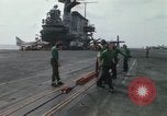 Standbild Träger Besatzungen arbeiten an Flugzeugen an Bord der USS Coral Sea South China Sea, 1967, aus Sekunde 43 historischem Filmmaterial Videoclip 65675023716