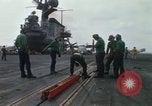 Standbild Träger Besatzungen arbeiten an Flugzeugen an Bord der USS Coral Sea South China Sea, 1967, aus Sekunde 44 historischem Filmmaterial Videoclip 65675023716