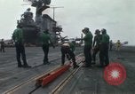 Standbild Träger Besatzungen arbeiten an Flugzeugen an Bord der USS Coral Sea South China Sea, 1967, aus Sekunde 45 historischem Filmmaterial Videoclip 65675023716