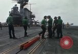 Standbild Träger Besatzungen arbeiten an Flugzeugen an Bord der USS Coral Sea South China Sea, 1967, aus Sekunde 46 historischem Filmmaterial Videoclip 65675023716