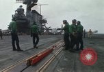 Standbild Träger Besatzungen arbeiten an Flugzeugen an Bord der USS Coral Sea South China Sea, 1967, aus Sekunde 47 historischem Filmmaterial Videoclip 65675023716