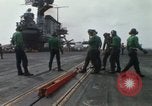 Standbild Träger Besatzungen arbeiten an Flugzeugen an Bord der USS Coral Sea South China Sea, 1967, aus Sekunde 48 historischem Filmmaterial Videoclip 65675023716