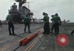 Standbild Träger Besatzungen arbeiten an Flugzeugen an Bord der USS Coral Sea South China Sea, 1967, aus Sekunde 49 historischem Filmmaterial Videoclip 65675023716