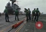 Standbild Träger Besatzungen arbeiten an Flugzeugen an Bord der USS Coral Sea South China Sea, 1967, aus Sekunde 50 historischem Filmmaterial Videoclip 65675023716