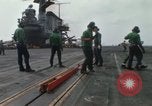 Standbild Träger Besatzungen arbeiten an Flugzeugen an Bord der USS Coral Sea South China Sea, 1967, aus Sekunde 51 historischem Filmmaterial Videoclip 65675023716