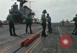 Standbild Träger Besatzungen arbeiten an Flugzeugen an Bord der USS Coral Sea South China Sea, 1967, aus Sekunde 52 historischem Filmmaterial Videoclip 65675023716
