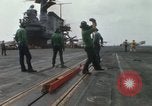 Standbild Träger Besatzungen arbeiten an Flugzeugen an Bord der USS Coral Sea South China Sea, 1967, aus Sekunde 53 historischem Filmmaterial Videoclip 65675023716