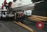 Standbild Träger Besatzungen arbeiten an Flugzeugen an Bord der USS Coral Sea South China Sea, 1967, aus Sekunde 54 historischem Filmmaterial Videoclip 65675023716