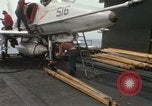 Standbild Träger Besatzungen arbeiten an Flugzeugen an Bord der USS Coral Sea South China Sea, 1967, aus Sekunde 55 historischem Filmmaterial Videoclip 65675023716