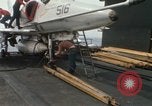 Standbild Träger Besatzungen arbeiten an Flugzeugen an Bord der USS Coral Sea South China Sea, 1967, aus Sekunde 56 historischem Filmmaterial Videoclip 65675023716