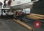 Standbild Träger Besatzungen arbeiten an Flugzeugen an Bord der USS Coral Sea South China Sea, 1967, aus Sekunde 57 historischem Filmmaterial Videoclip 65675023716