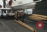 Standbild Träger Besatzungen arbeiten an Flugzeugen an Bord der USS Coral Sea South China Sea, 1967, aus Sekunde 58 historischem Filmmaterial Videoclip 65675023716