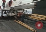 Standbild Träger Besatzungen arbeiten an Flugzeugen an Bord der USS Coral Sea South China Sea, 1967, aus Sekunde 59 historischem Filmmaterial Videoclip 65675023716