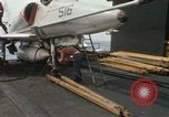 Standbild Träger Besatzungen arbeiten an Flugzeugen an Bord der USS Coral Sea South China Sea, 1967, aus Sekunde 60 historischem Filmmaterial Videoclip 65675023716