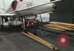 Standbild Träger Besatzungen arbeiten an Flugzeugen an Bord der USS Coral Sea South China Sea, 1967, aus Sekunde 61 historischem Filmmaterial Videoclip 65675023716
