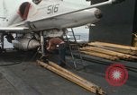 Standbild Träger Besatzungen arbeiten an Flugzeugen an Bord der USS Coral Sea South China Sea, 1967, aus Sekunde 62 historischem Filmmaterial Videoclip 65675023716
