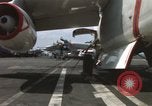 Standbild Aktivitäten an Bord der USS Constellation (CVA-64) während des Vietnam Krieges South China Sea, 1967, aus Sekunde 15 historischem Filmmaterial Videoclip 65675023717