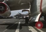 Standbild Aktivitäten an Bord der USS Constellation (CVA-64) während des Vietnam Krieges South China Sea, 1967, aus Sekunde 17 historischem Filmmaterial Videoclip 65675023717
