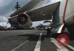 Standbild Aktivitäten an Bord der USS Constellation (CVA-64) während des Vietnam Krieges South China Sea, 1967, aus Sekunde 24 historischem Filmmaterial Videoclip 65675023717