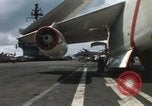 Standbild Aktivitäten an Bord der USS Constellation (CVA-64) während des Vietnam Krieges South China Sea, 1967, aus Sekunde 25 historischem Filmmaterial Videoclip 65675023717