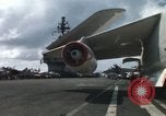 Standbild Aktivitäten an Bord der USS Constellation (CVA-64) während des Vietnam Krieges South China Sea, 1967, aus Sekunde 34 historischem Filmmaterial Videoclip 65675023717