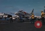 Standbild Kampfflugzeuge eingeleitet von USS Constellation (CVA-64) South China Sea, 1967, aus Sekunde 9 historischem Filmmaterial Videoclip 65675023718