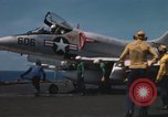 Standbild Kampfflugzeuge eingeleitet von USS Constellation (CVA-64) South China Sea, 1967, aus Sekunde 13 historischem Filmmaterial Videoclip 65675023718