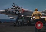 Standbild Kampfflugzeuge eingeleitet von USS Constellation (CVA-64) South China Sea, 1967, aus Sekunde 14 historischem Filmmaterial Videoclip 65675023718