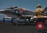 Standbild Kampfflugzeuge eingeleitet von USS Constellation (CVA-64) South China Sea, 1967, aus Sekunde 16 historischem Filmmaterial Videoclip 65675023718