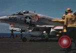 Standbild Kampfflugzeuge eingeleitet von USS Constellation (CVA-64) South China Sea, 1967, aus Sekunde 17 historischem Filmmaterial Videoclip 65675023718