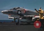 Standbild Kampfflugzeuge eingeleitet von USS Constellation (CVA-64) South China Sea, 1967, aus Sekunde 20 historischem Filmmaterial Videoclip 65675023718