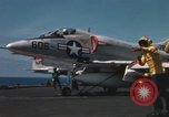 Standbild Kampfflugzeuge eingeleitet von USS Constellation (CVA-64) South China Sea, 1967, aus Sekunde 21 historischem Filmmaterial Videoclip 65675023718