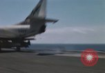 Standbild Kampfflugzeuge eingeleitet von USS Constellation (CVA-64) South China Sea, 1967, aus Sekunde 27 historischem Filmmaterial Videoclip 65675023718
