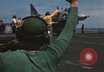 Standbild Kampfflugzeuge eingeleitet von USS Constellation (CVA-64) South China Sea, 1967, aus Sekunde 37 historischem Filmmaterial Videoclip 65675023718
