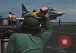 Standbild Kampfflugzeuge eingeleitet von USS Constellation (CVA-64) South China Sea, 1967, aus Sekunde 38 historischem Filmmaterial Videoclip 65675023718