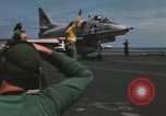 Standbild Kampfflugzeuge eingeleitet von USS Constellation (CVA-64) South China Sea, 1967, aus Sekunde 48 historischem Filmmaterial Videoclip 65675023718