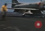 Standbild Kampfflugzeuge eingeleitet von USS Constellation (CVA-64) South China Sea, 1967, aus Sekunde 53 historischem Filmmaterial Videoclip 65675023718