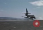 Standbild Kampfflugzeuge eingeleitet von USS Constellation (CVA-64) South China Sea, 1967, aus Sekunde 54 historischem Filmmaterial Videoclip 65675023718
